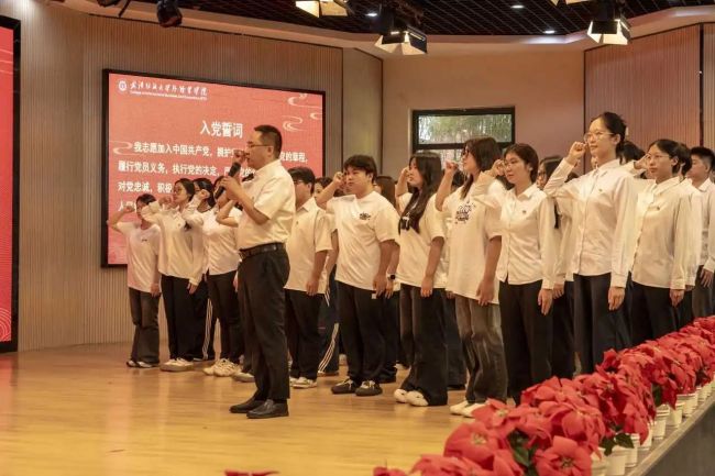 武汉纺织大学外经贸学院举行庆祝中国共产党成立104周年暨“两优一先”表彰大会
