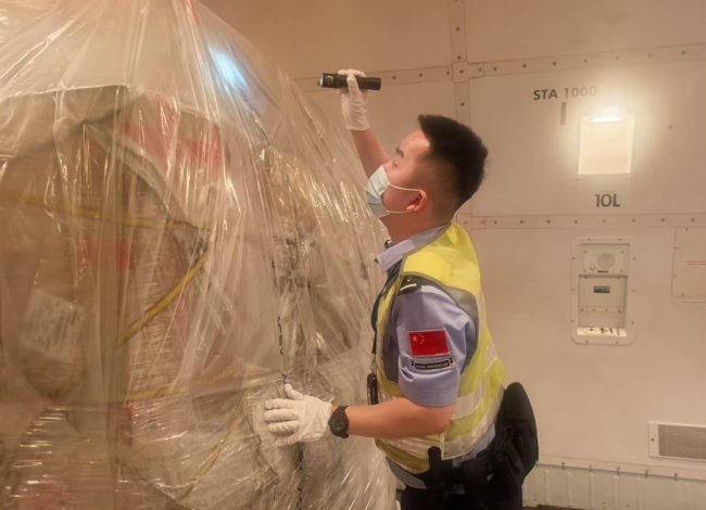 湖北边检总站助力鄂州花湖国际机场上半年国际货运航班量飙升333%闯入全国前四