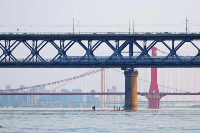 浦发银行武汉分行携广大泳友共庆第50届武汉国际渡江节