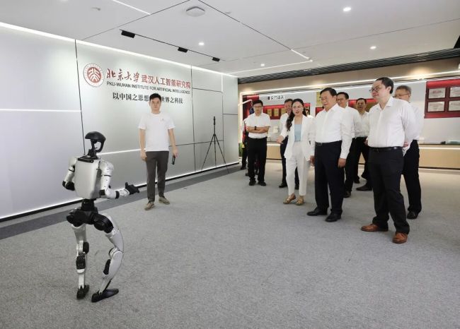 王忠林在武汉调研人工智能产业发展工作时强调 深入实施“人工智能+”行动 更好赋能新质生产力发展