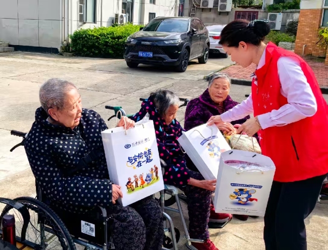 兴业银行武汉分行：红马甲情暖养老院 “安愉人生”守护银龄幸福