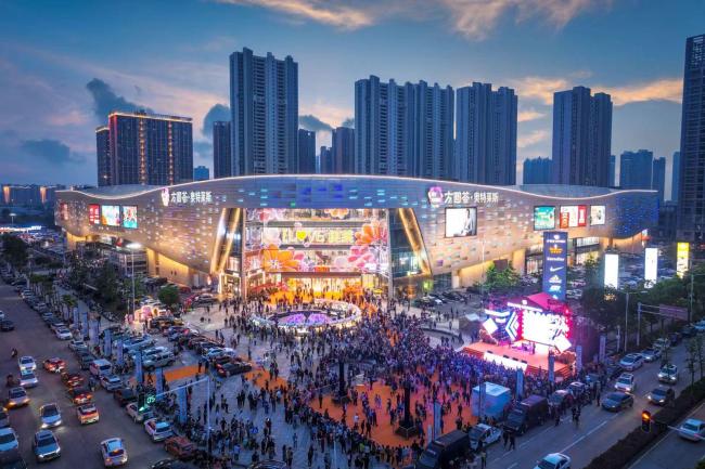 荣获“2025奥莱体验升级标杆项目” 从潮玩好物到全家庭社交空间,武汉方圆荟解锁奥莱多种可能