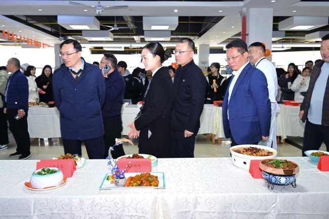 7只烤全羊+2000份藕汤!武汉学院第六届美食嘉年华“暖”翻初冬