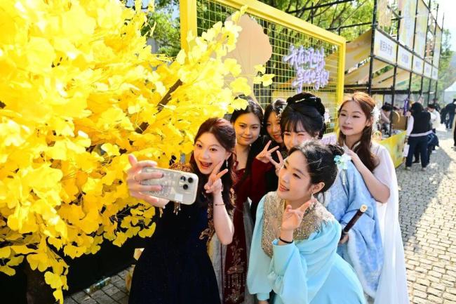 546岁的她过生日!万余市民来汉阳排起长队