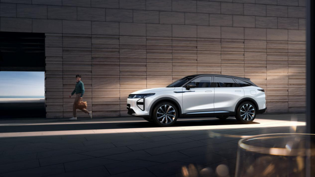 双五星认证、电池不怕测，瑶光C-DM寰球版重新定义家庭SUV安全标准