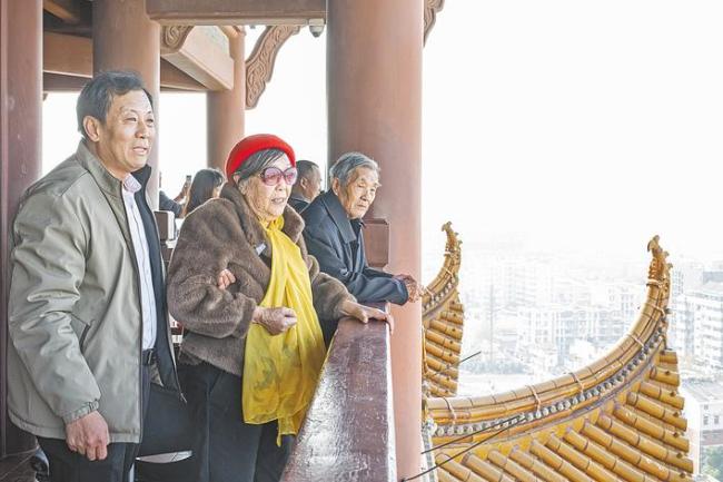 抗日英雄黄骅烈士的小女儿替父回乡  黄鲁彬登上黄鹤楼 感叹“父亲的血没白流”