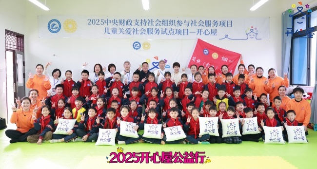 1767599158674236.jpg 3合影.jpg