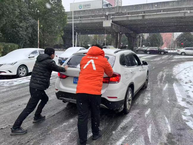 暴雪砺初心 党员显担当!平安产险湖北分公司先锋队员风雪救援暖人心