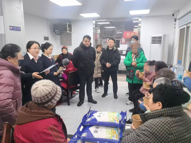 岁末送暖迎腊八 金融知识护团圆——广发银行江汉支行金融知识进社区活动