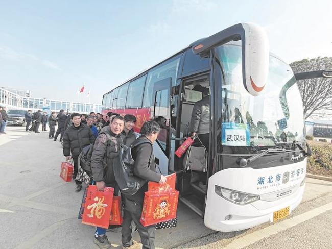 武汉市总工会节前送温暖  订制专车送农民工回家过年