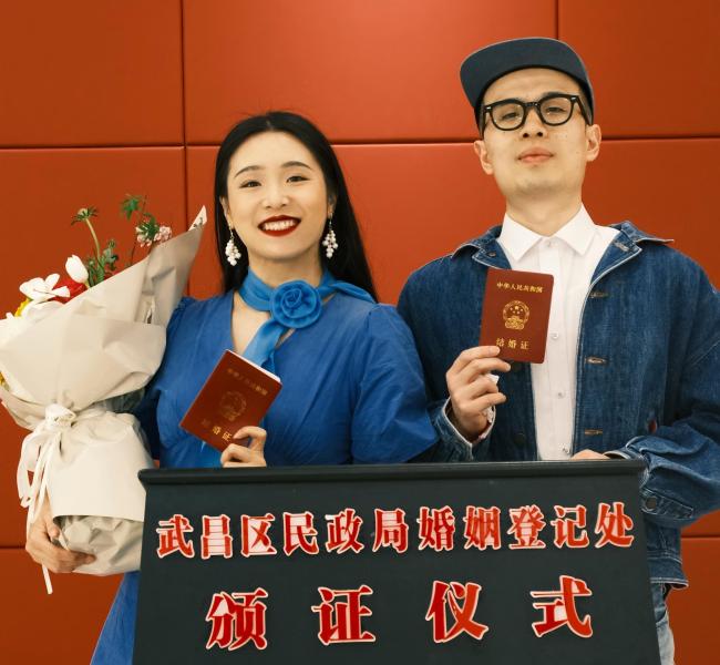 跨越十年!校友情侣返校拍摄婚纱照,兑现青春承诺