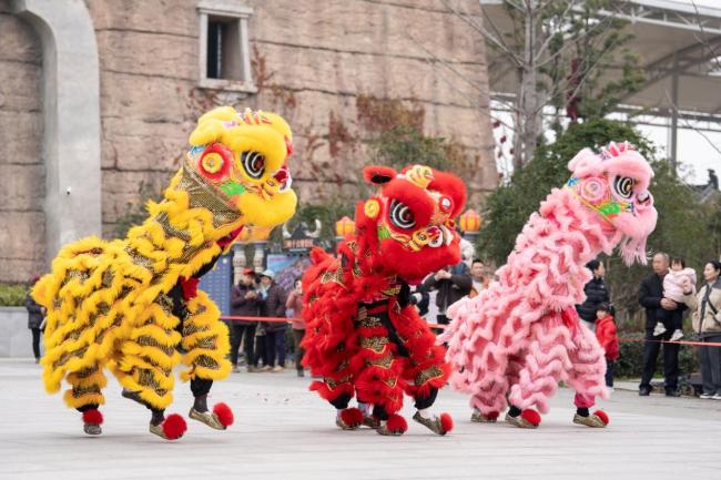 湖北宜都：三峡千古情景区“国潮非遗”年味浓惹人游