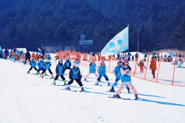 雪场砺成长体教润童心——孝感市实验小学学子在湖北省“体教融合杯”冬令营中斩获佳绩(图1)