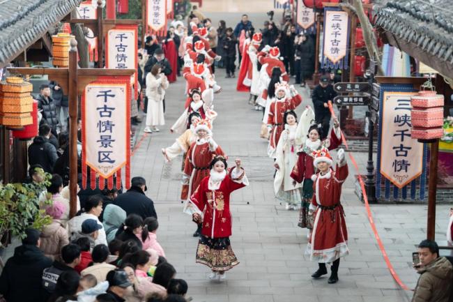 湖北宜都：三峡千古情景区“国潮非遗”年味浓惹人游