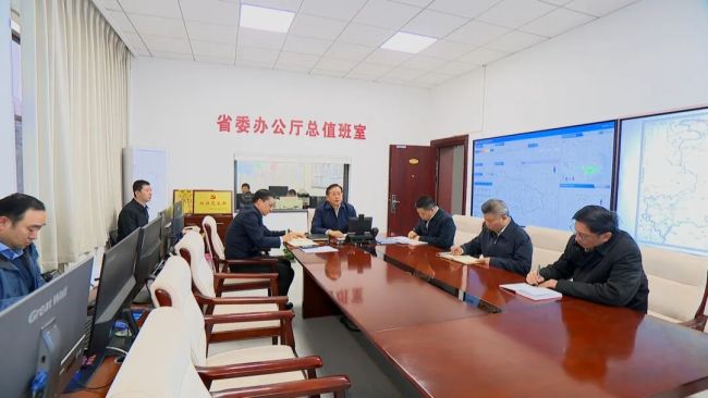 王忠林到省委总值班室调度宜城烟花爆竹爆燃事故应急处置工作