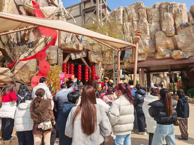 藏不住!6000 万消费券加持,江苏游客免票、属马姓马全免!黄石华侨城恐龙奇域 “奇幻马戏中国年” 春节火爆出圈