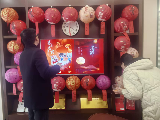 花灯闹元宵 消保护万家——广发银行东西湖支行开展金融知识宣传活动