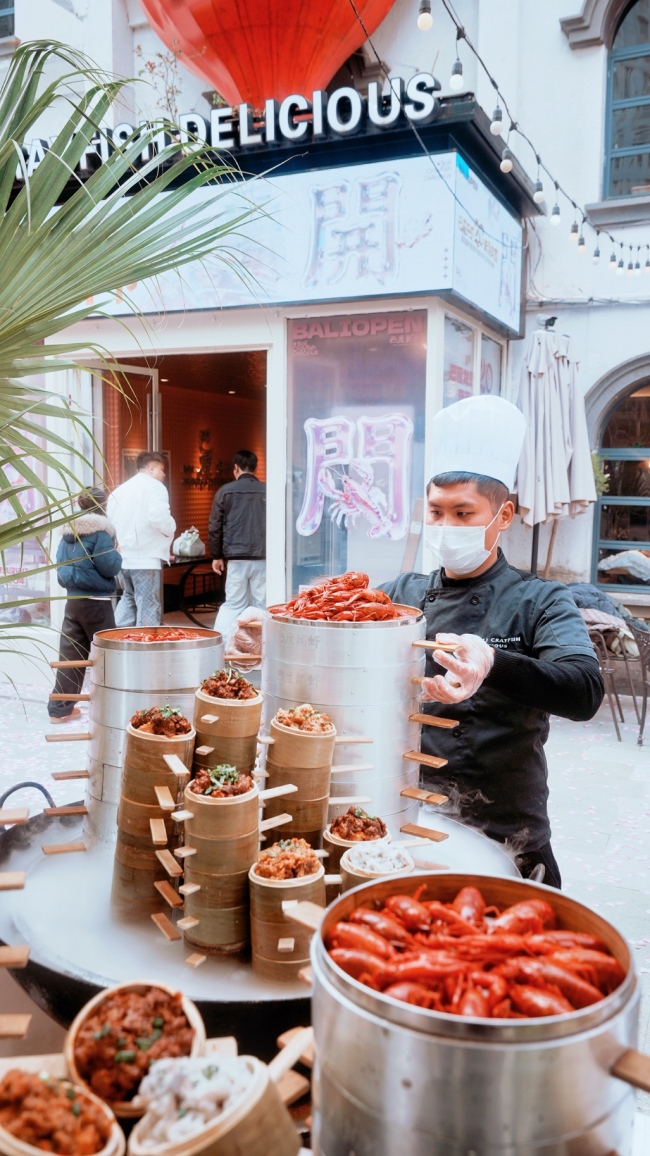 巴厘龙虾第二十届开虾节启幕 开江·开花·开鲜虾：以美食IP赋能城市春日文旅