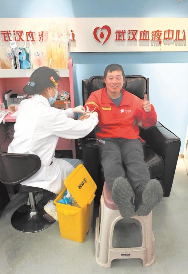 几天前他送餐途中冒雨排除道路险情  爱心骑手又为同事献热血