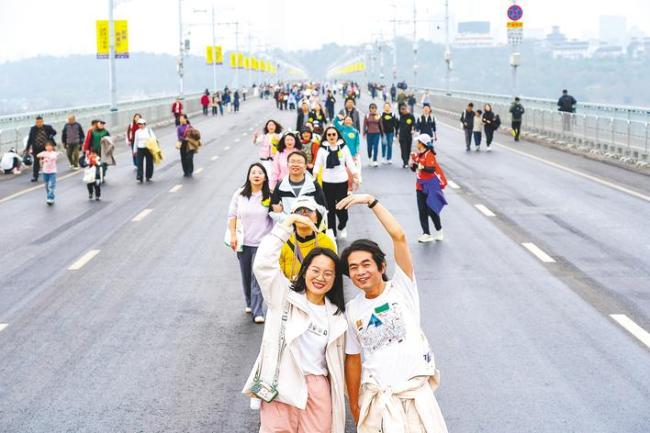3000名市民游客信步武汉长江大桥 网友盼望特定时段开放慢行