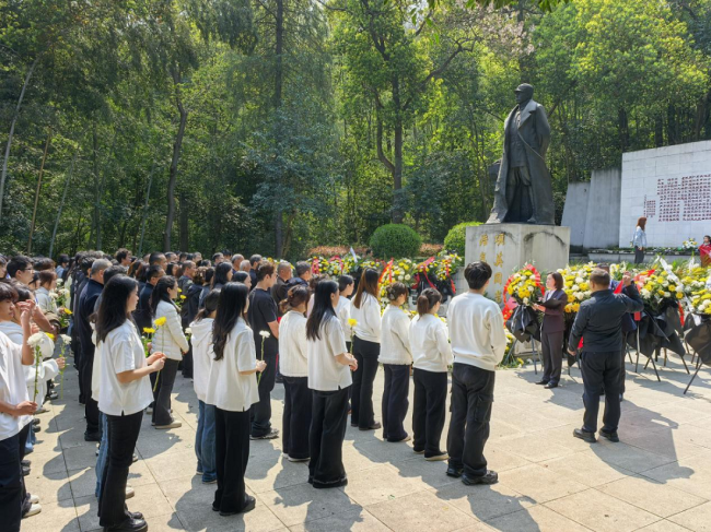 鲜花祭先烈，家书忆故人：百余名大学生与政社企党团员青年在江夏熊廷弼公园共度清明