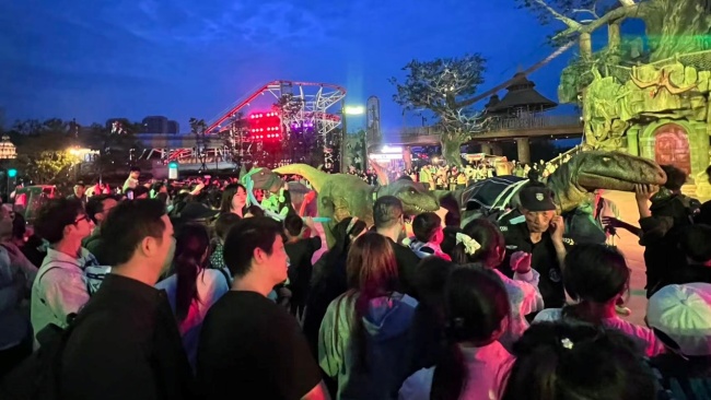 黄石华侨城恐龙奇域景区：恐龙奇域狂享季火爆开启，五一首日上万客流涌入