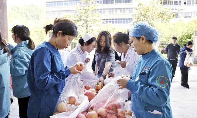鄂西小城上演爱心接力  8000余斤苹果19小时售罄