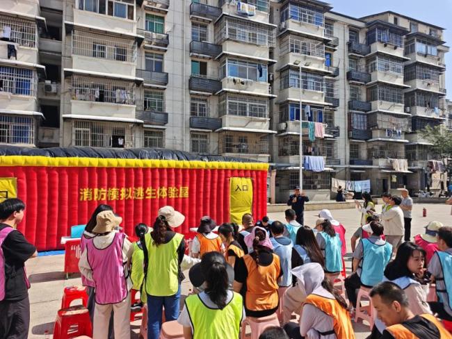 东西湖区长青街道三民社区开展  “临危不乱·救在身边”防震减灾趣味运动会活动