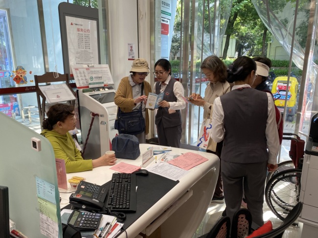 情暖母亲节 护权守平安——广发银行武汉分行华科大社区支行开展5·15投资者保护宣传日主题活动