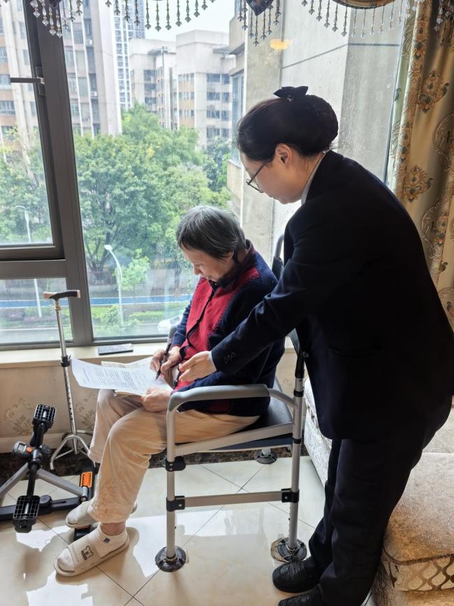 汉口银行重庆分行上门服务特殊老年客户