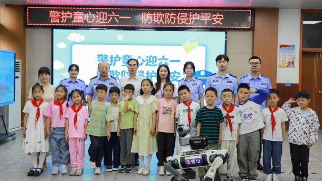 “警”彩过六一 青山公安送“平安大礼包”护童心