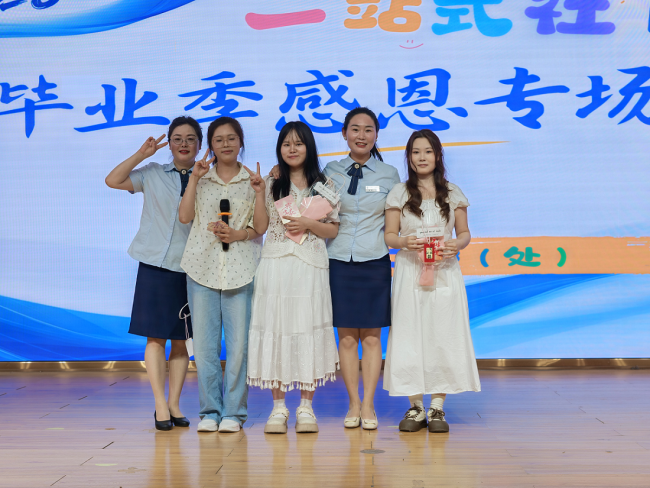 破防封神！宿管阿姨全员登台，这才是毕业礼最暖的顶配