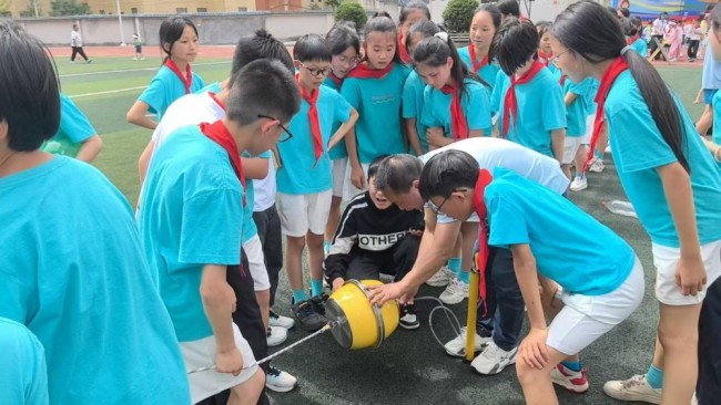 科技感拉满！空地联动与虚拟人，这所基层小学的科技节“火”了