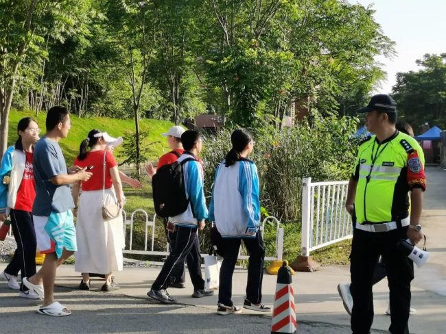 武汉多处宣布:考生家长免费停车!今天路过这些地方请保持安静,最新现场→