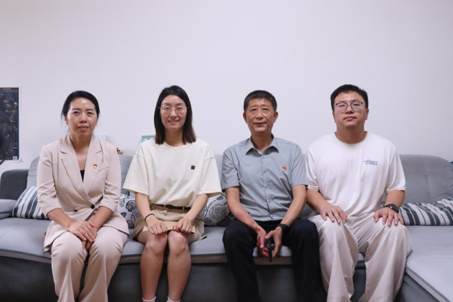 七一送暖意 党建聚人心——荆州学院党委走访慰问困难党员
