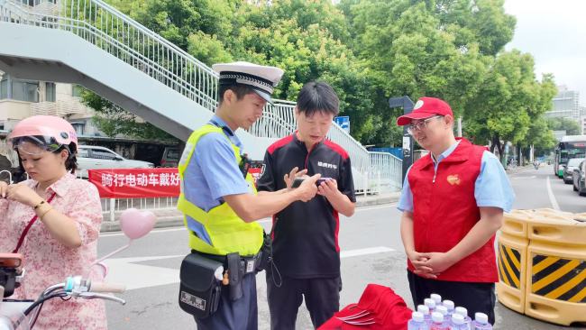 答题学安全 头盔暖心送！平安产险湖北分公司联动交警创新电动车交通宣教新模式