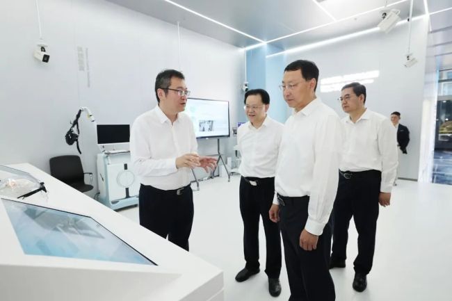 关志鸥在武汉调研时强调 坚持以科技创新为引领 加快推动医工交叉融合和生物医药产业高质量发展