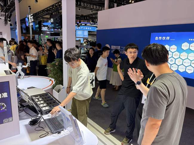 武汉“00后”站上世界AI展台竞技