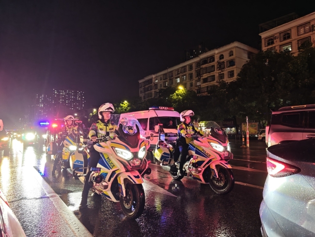 夜“警”与平安“同框” 黄石公安守护当“夏”