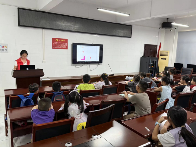 以编启智趣味思维伴成长湖北经济学院志愿者进社区开展暑期托管少儿编程特色课(图2)