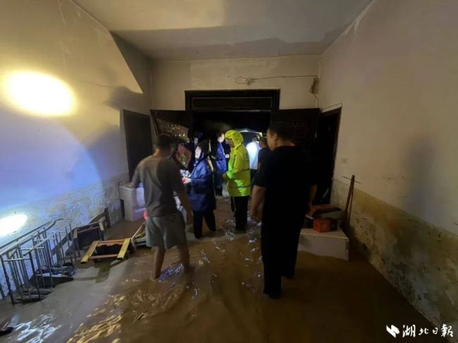 “凌晨5点多，泥石流突然淹到了膝盖”，湖北一地凌晨遭泥石流倒灌，多部门紧急救援，3人安全转移