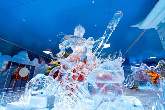 武汉首家超大型室内冰雪乐园开业 冰雪+模式驱动城市消费升级