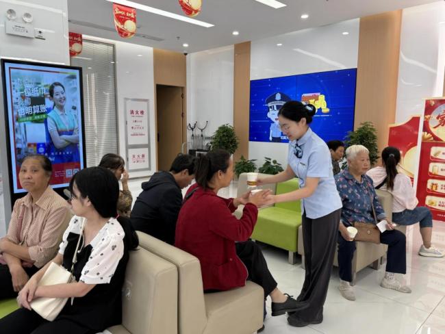 养老金融落地县域 浠水这家邮储银行把“适老”服务做到细节里