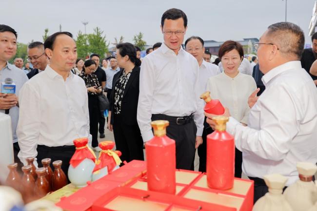 蛇通酒荣登国家级商贸舞台 商务部等领导寄语品牌发展