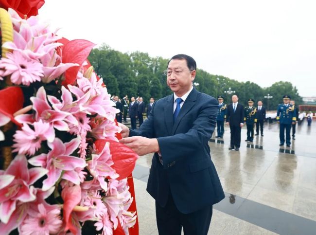 湖北省举行烈士纪念日向英雄烈士敬献花篮仪式 关志鸥李殿勋孙伟诸葛宇杰出席