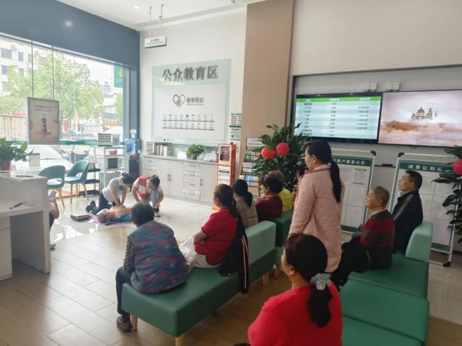 银行网点里学急救 随县居民家门口练心肺复苏