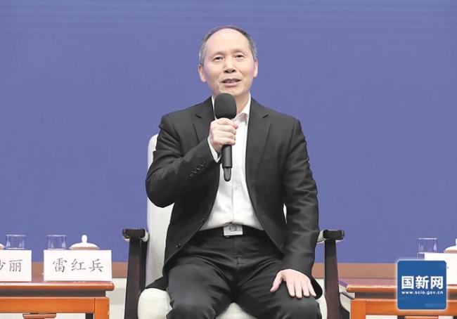 扎根鄂西山区39载，当好9万多名乡亲的法治“摆渡人”  湖北恩施的“雷司法”亮相国新办