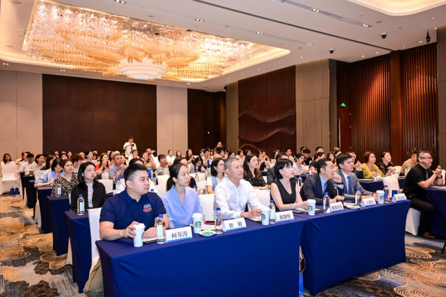 近视手术迈入10秒精准时代：福建省首台机器人全飞秒VISUMAX 800落户厦门眼科中心，SMILE pro技术同步发布
