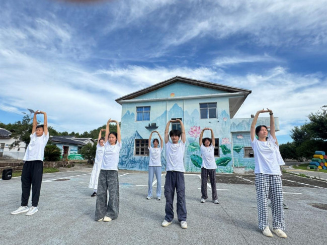 古韵新声传健康 锦姿雅意润彭田——“莲脉乡情·医路暖心”暑期三下乡实践队八段锦活动纪实