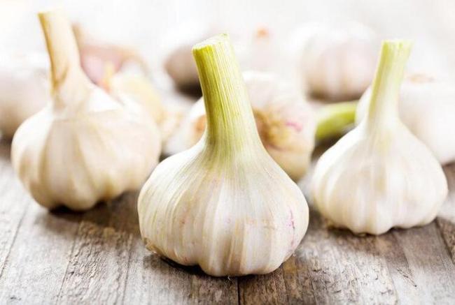 51岁女子坚持每天生吃大蒜灭菌、抗肿瘤，3个月后健康情况如何？